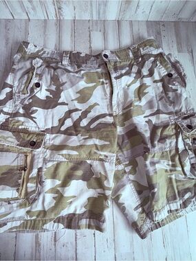 Men’s Camo Cargo Shorts Size 42